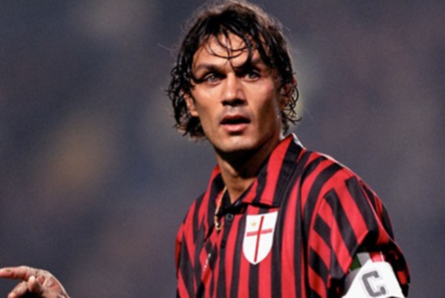 彻底爆发！勇士全队集体抗议裁判，库里遭对手恶意拉扯触犯规则令人气愤